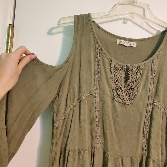 Green Off-the-shoulder Long Sleeve - Picture 2 of 3